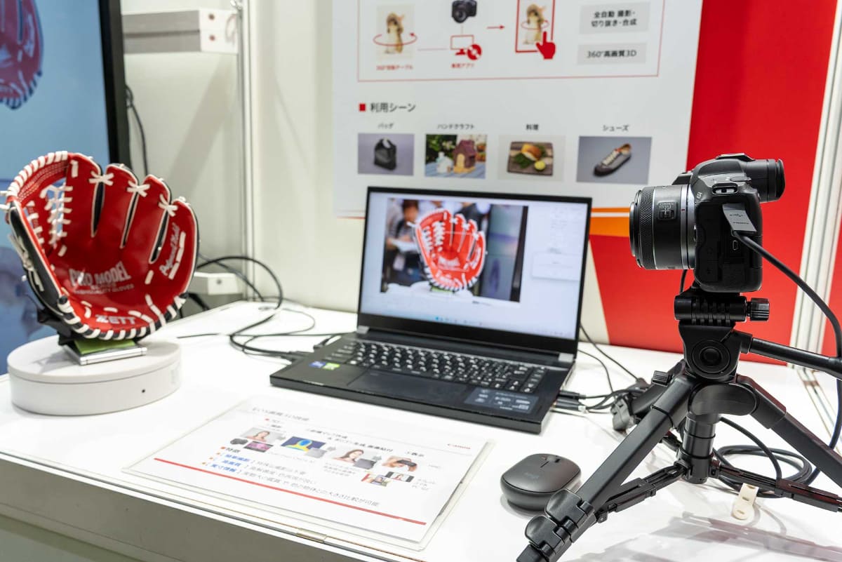 「EOS画質3D＆360度撮影」のコーナー。回転テーブルの上に置かれたグローブを自動で撮影し、その静止画から360度画像が生成される。