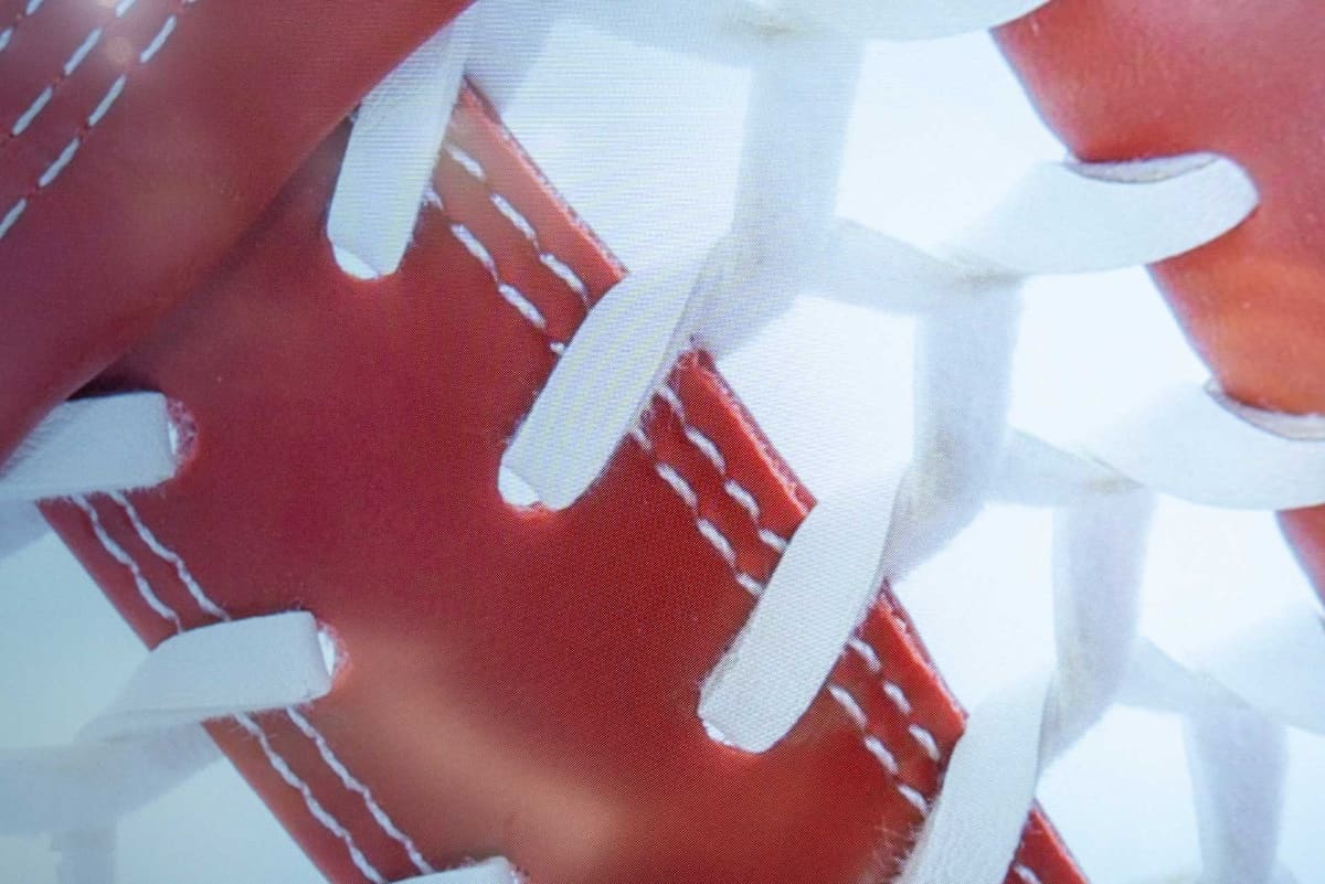 元画像はEOS Rカメラで撮影されているため細部まで鮮明なのも特長。グローブでは革ひもの“ヒゲ”まで確認できる