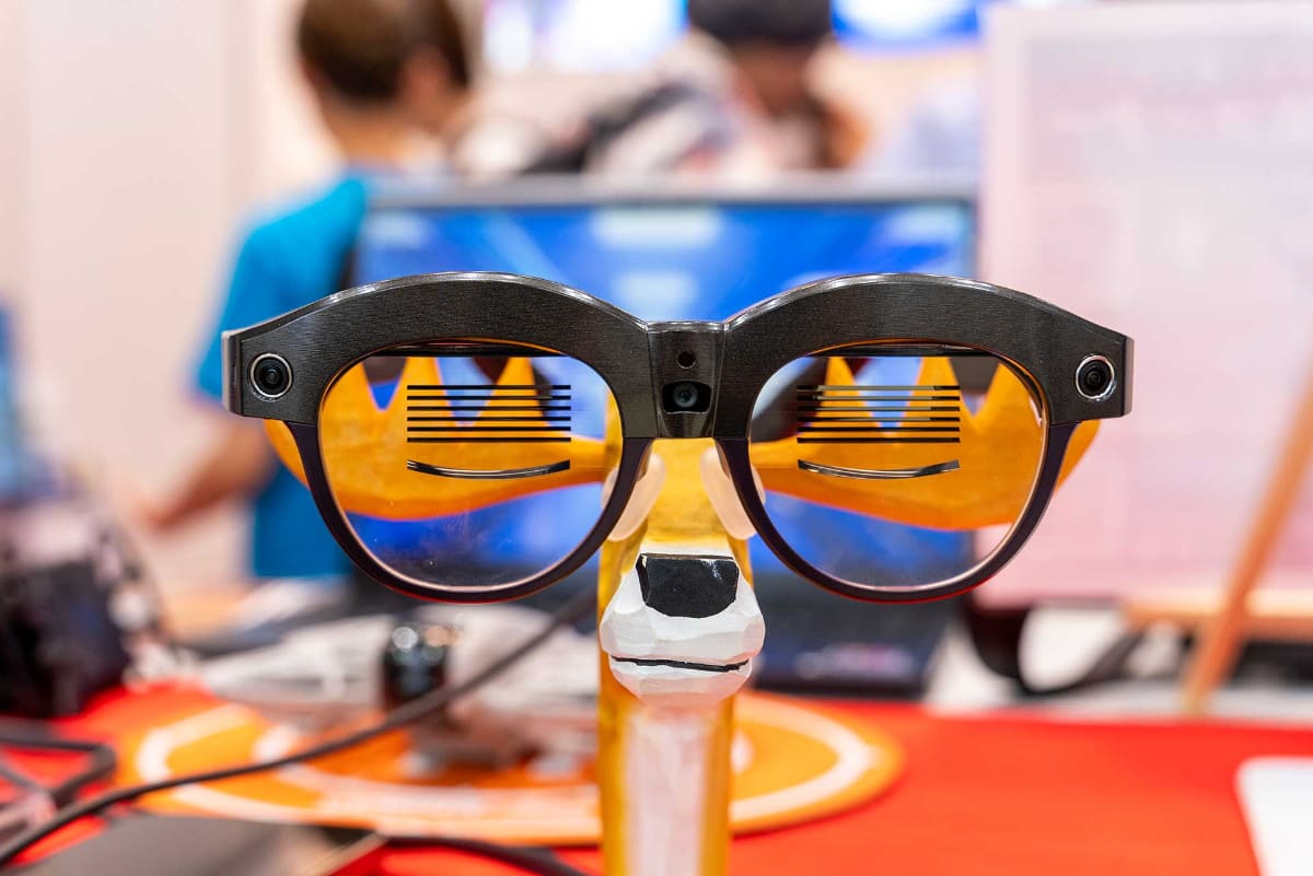 一般的なメガネと同じ透過型レンズを使った「dynaEdge XR1」。BtoB用途を念頭に置いた製品のため、透過型を選択したという