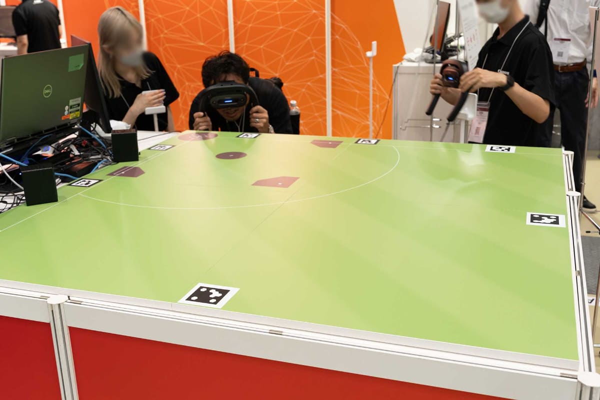 「MREAL」を通して野球盤の上を見ると、選手のミニチュアサイズCGが試合を繰り広げる