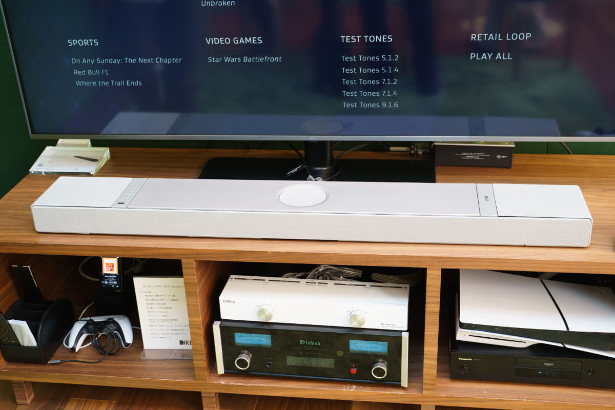 棚置きの使用イメージ。この時は、天面中央のUni-Q MXドライバーは鳴らない