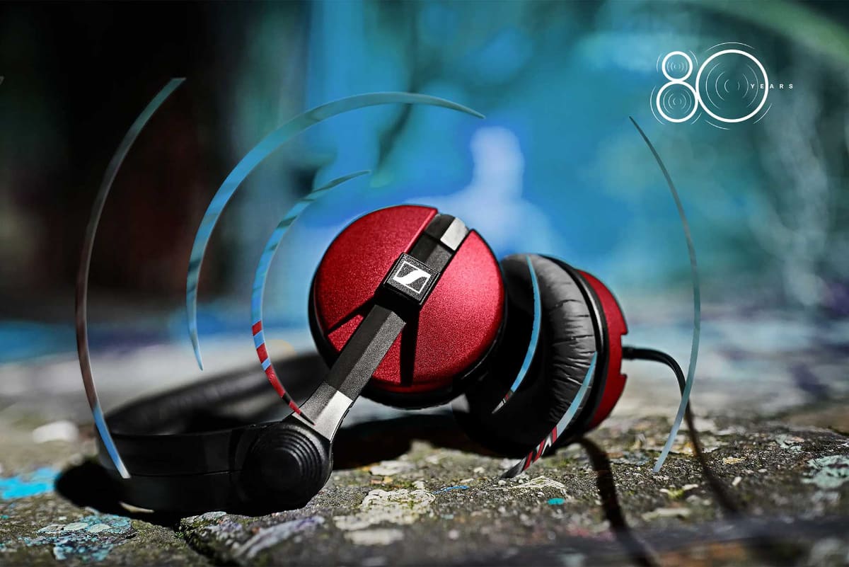 ルビーレッドの80周年記念限定版「HD 25」