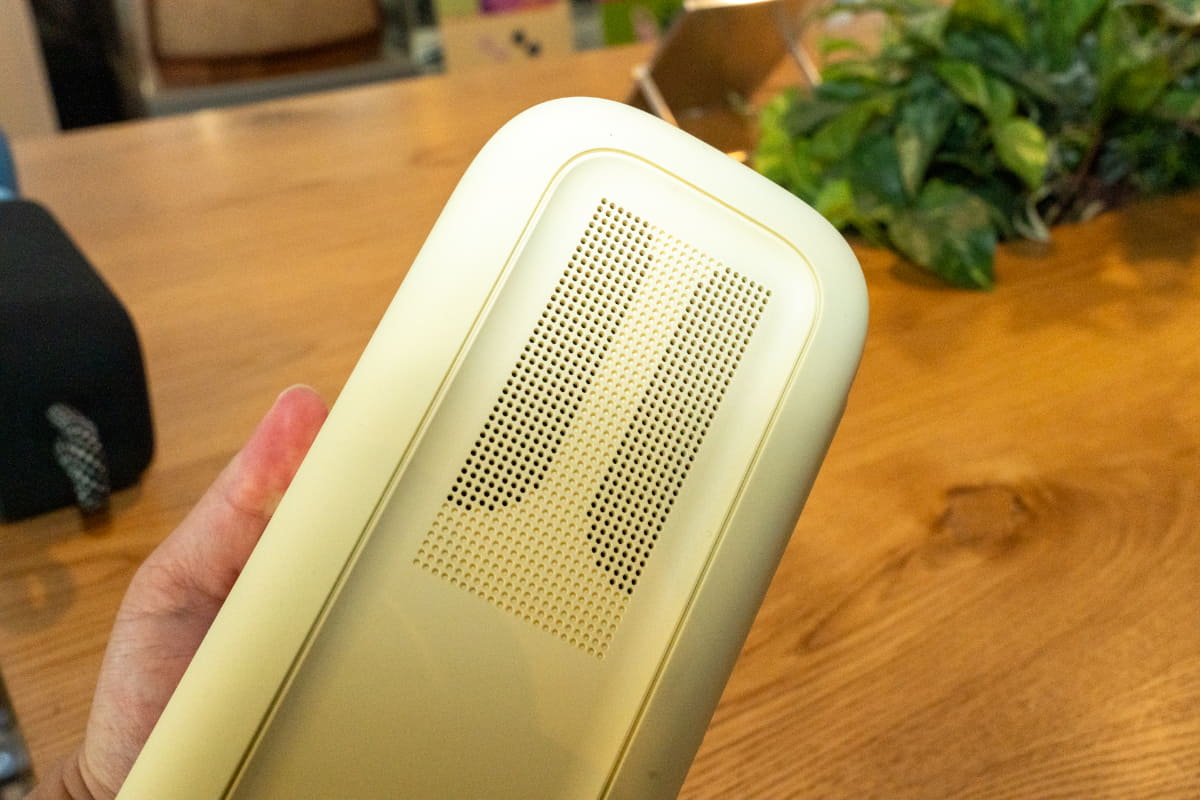 背面のこの部分にもパッシブラジエーターが付いている