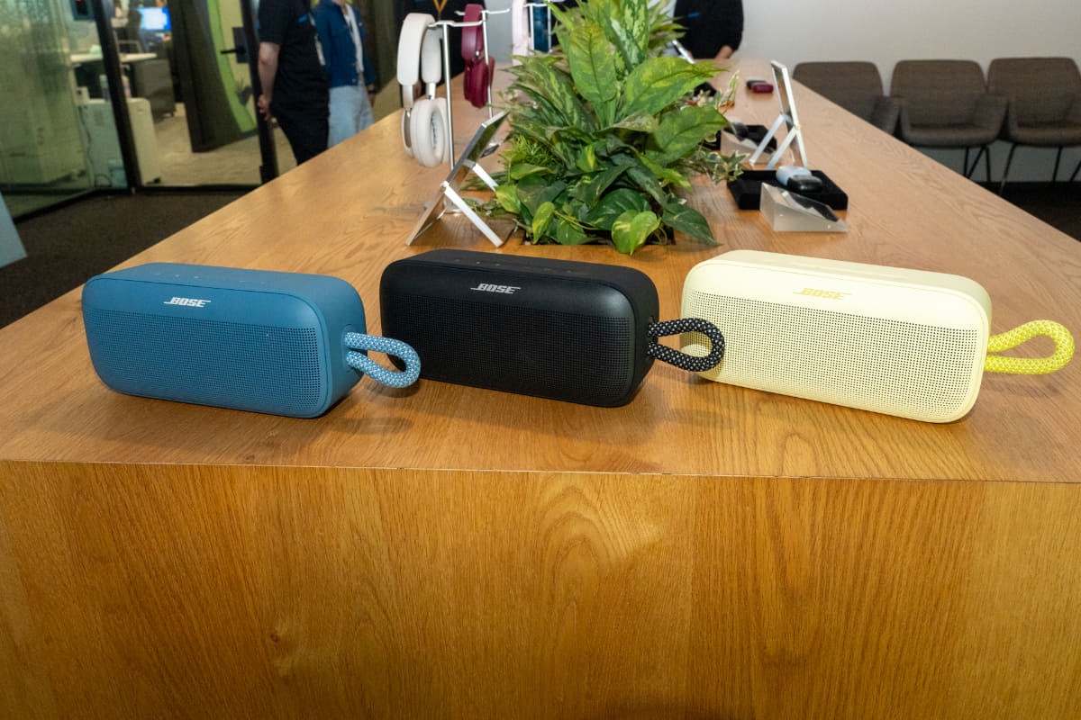 SoundLink Plus。左からブルーダスク、ブラック、シトラスイエロー