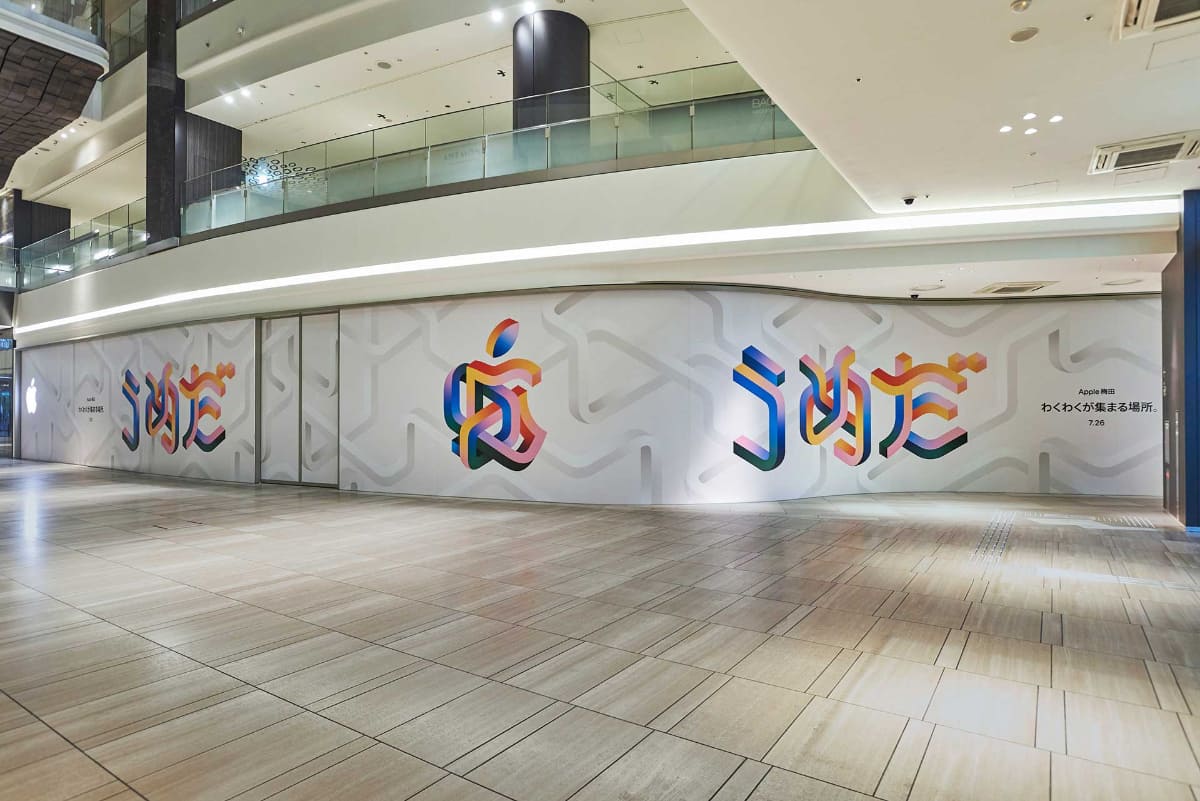 現在工事中の店舗の囲いには、オープンのお知らせが掲出されている