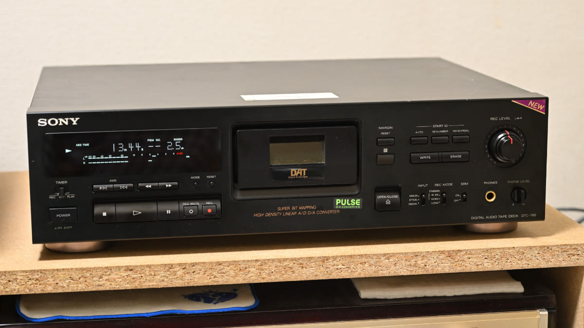 ソニーのDATデッキDTC-790。'90年後半に登場したDAT成熟期の製品である