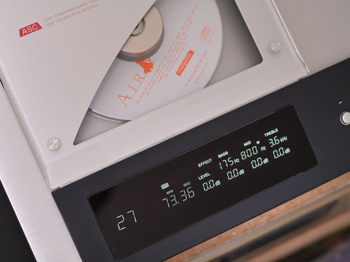 CDプレーヤーにセットすると音楽CDとして認識される。2〜27トラックが楽曲だ