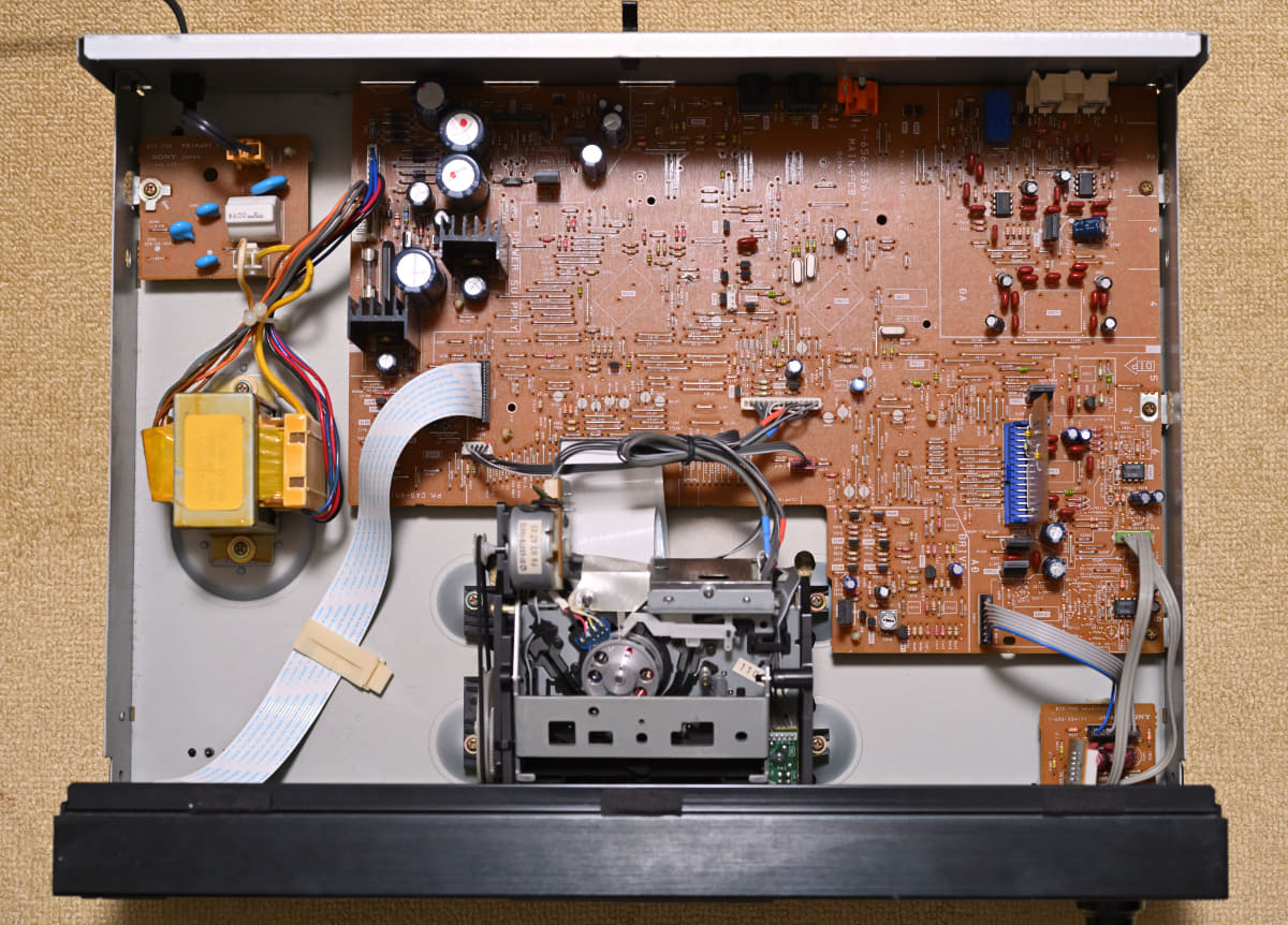 天板を外した状態。電源からオーディオ系まで一枚の基板にまとまっている