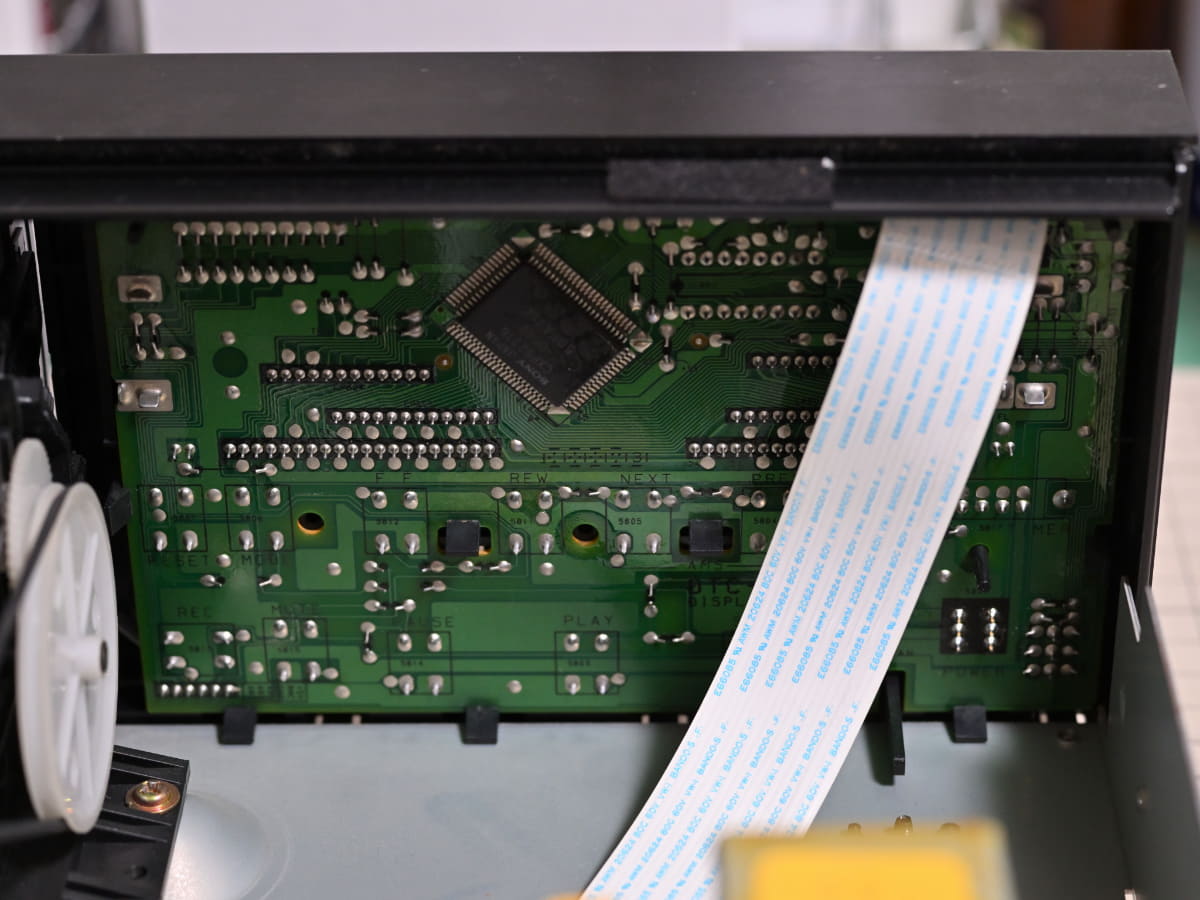 電源スイッチが取り付けられている基板の裏側。AC配線がない