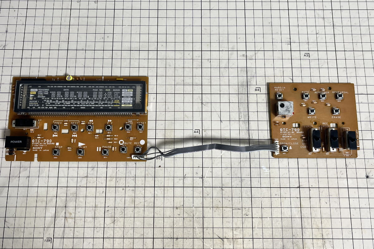正面パネルに取り付けられた電源スイッチが載っている基板を取り出したところ