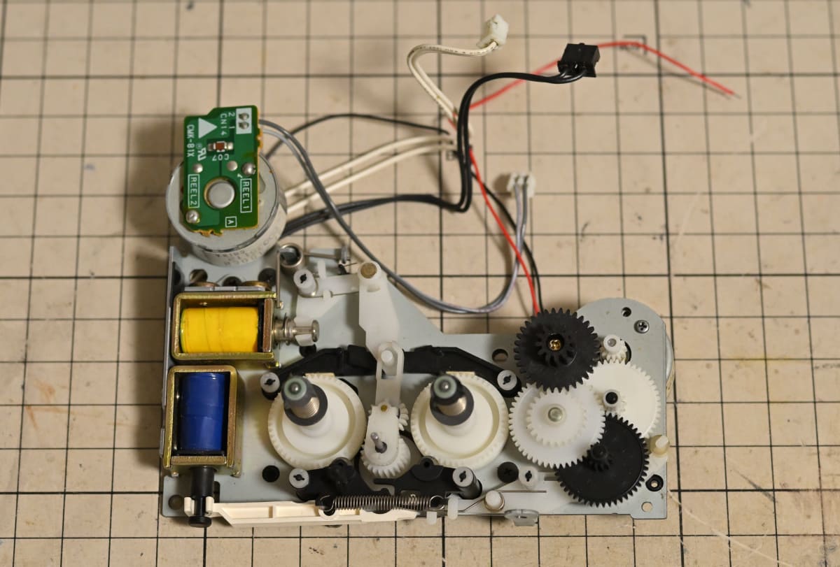 メカデッキからリールモーターを取り外す