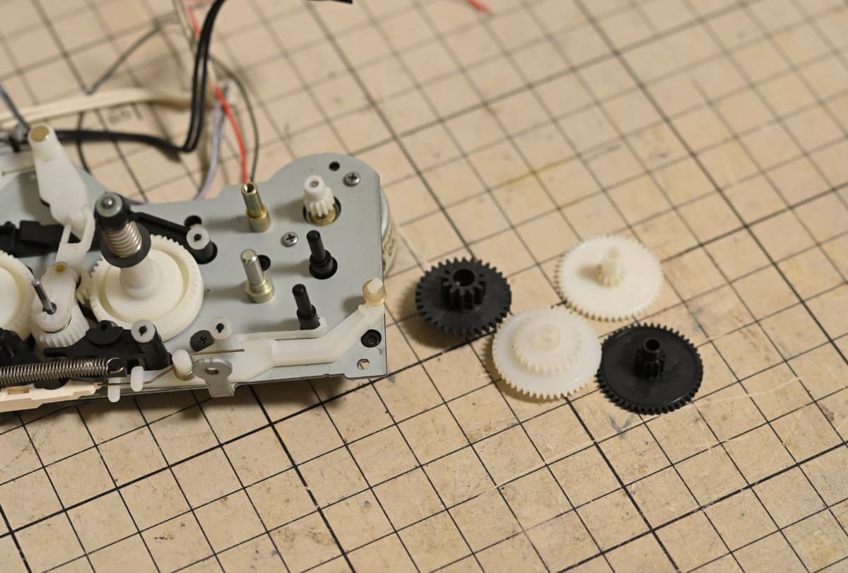 ギアやリール台など、可動部分はできる限り分解して劣化した油分を取り去り、再潤滑する
