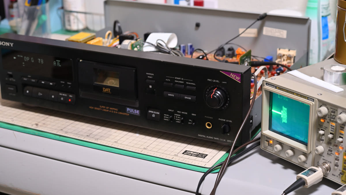 オシロスコープでヘッドの出力波形を表示して、テープパスを点検