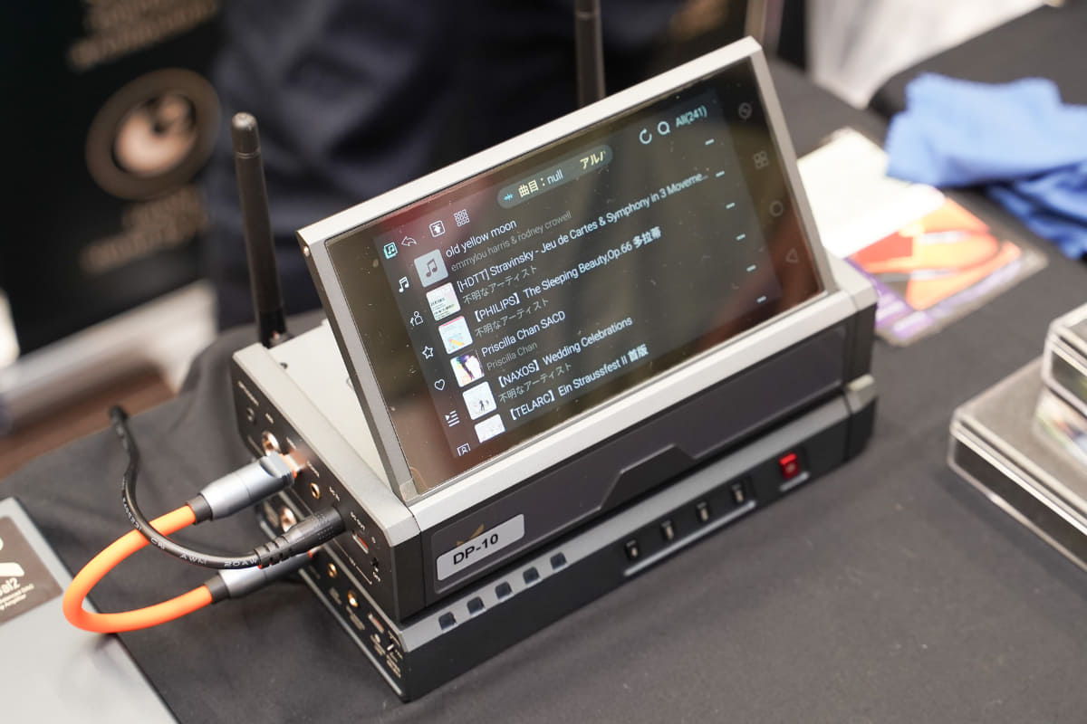 2台が重なっている、上にあるのがXDuooの小型のストリーマー「DP-10」