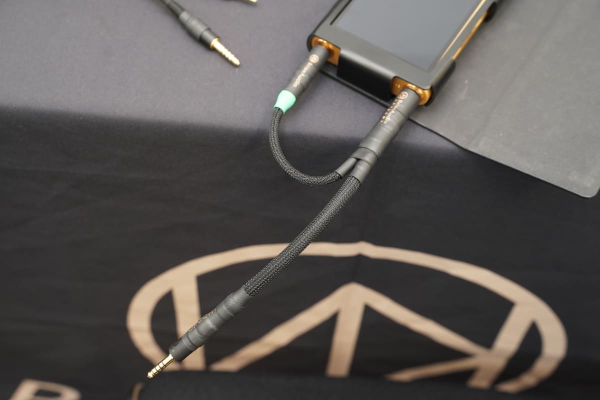 ソニー・ウォークマン用の4.4mm＋3.5mm接続ケーブル。シールドの見直しや新たなサイズのプラグを作る事で、写真のような接続が可能になった