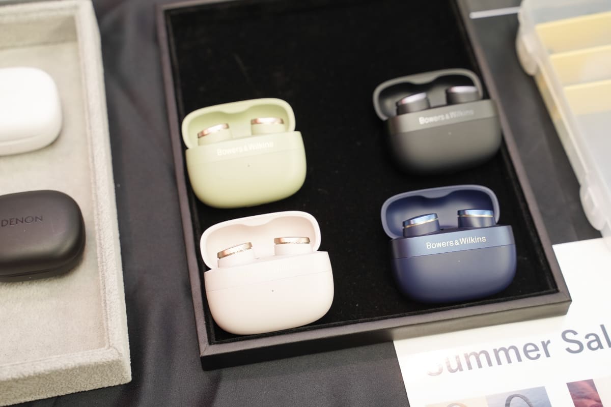 ディーアンドエムホールディングスのブースでは、Bowers&Wilkinsのヘッドフォン「Px7 S2e」や「Px8」、イヤフォンの「Pi6」、「Pi8」などが試聴可能。豊富なカラーバリエーションもチェックできる