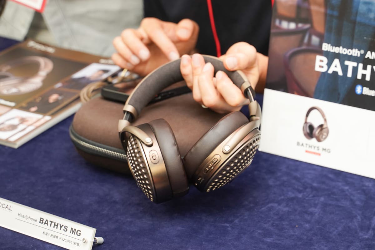ラックスマンのブースでは、FOCALの高音質ワイヤレスヘッドフォンの新モデル「BATHYS MG」に注目が集まっている。40mm M字型マグネシウム・ドームのユニットを搭載。アクティブノイズキャンセル機能も備えている