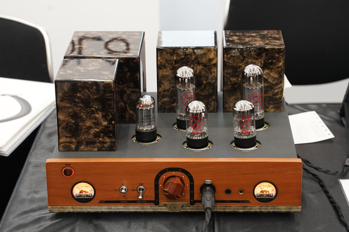 ブライト―ンのブースでは、ZMF headphonesブランドの新製品で、日本特別仕様の真空管純A級ヘッドフォンアンプ「Aegis(イージス)」を展示。価格は82.5万円。XLRと1/4インチコネクターの両方に対応した6種類の出力インピーダンスオプションを搭載。ダイナミック型から平面型まで、あらゆるヘッドフォンを駆動できる汎用性を備えた