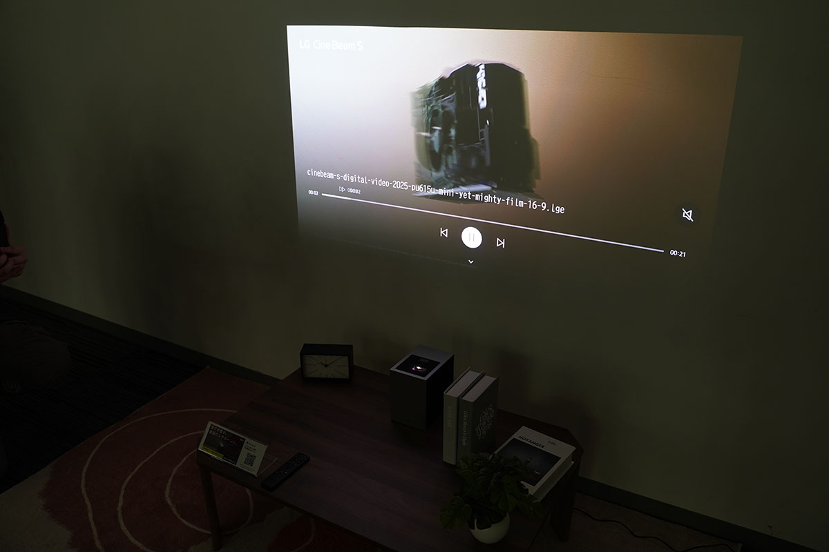 壁との距離約8cmで40インチ、約40cmで100インチを投写できる