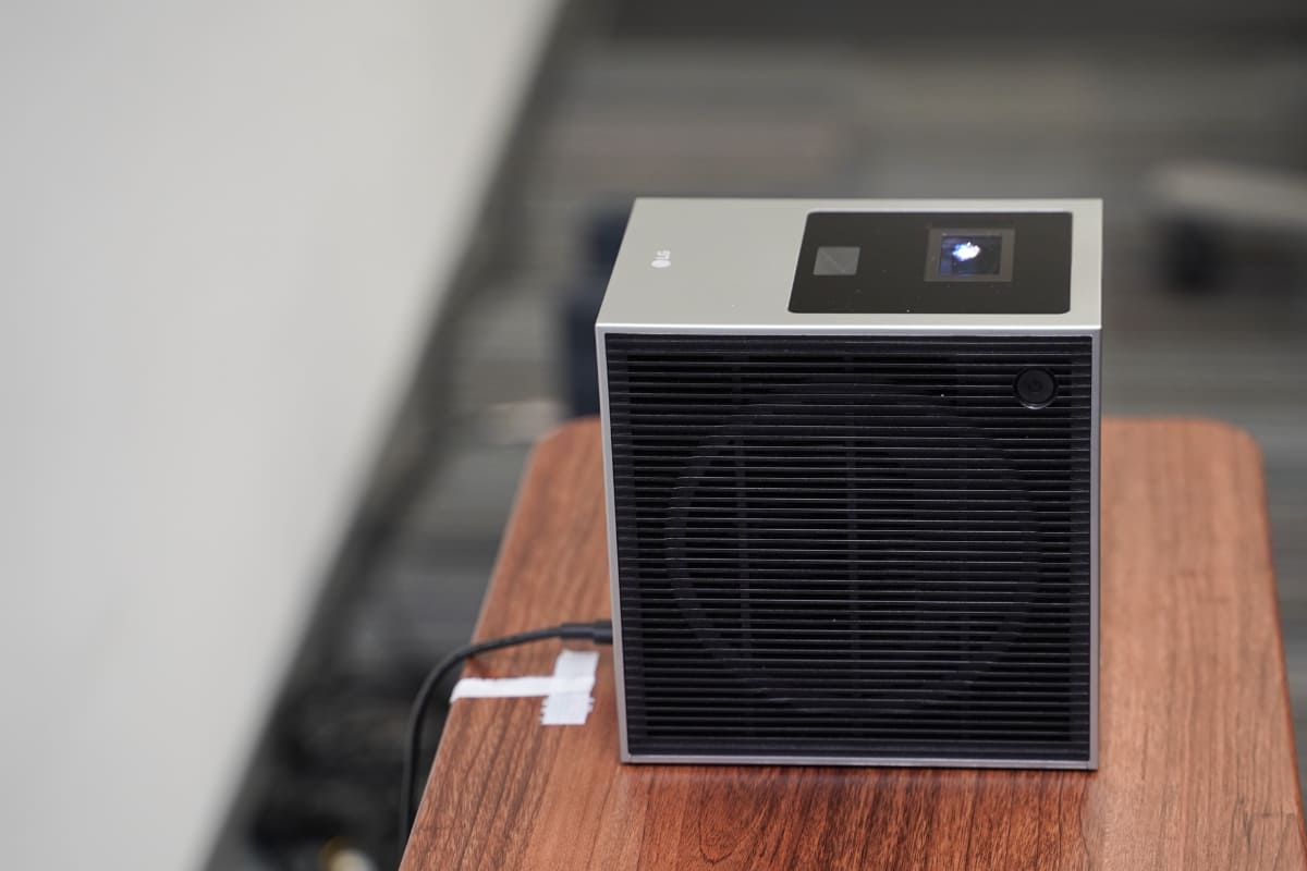 壁との距離をあまり離さずに、大画面を投写できる