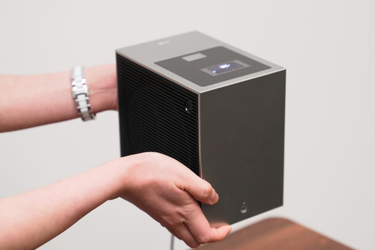 筐体は非常にコンパクト