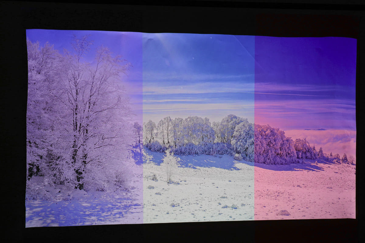 ウォールスクリーンモードのデモ。左端は青壁紙、中央は緑、右端は赤の壁紙に投映。そしてウォールスクリーンモードを緑に設定したところ。中央の緑の壁紙だけ、白い雪が、白く表示されている