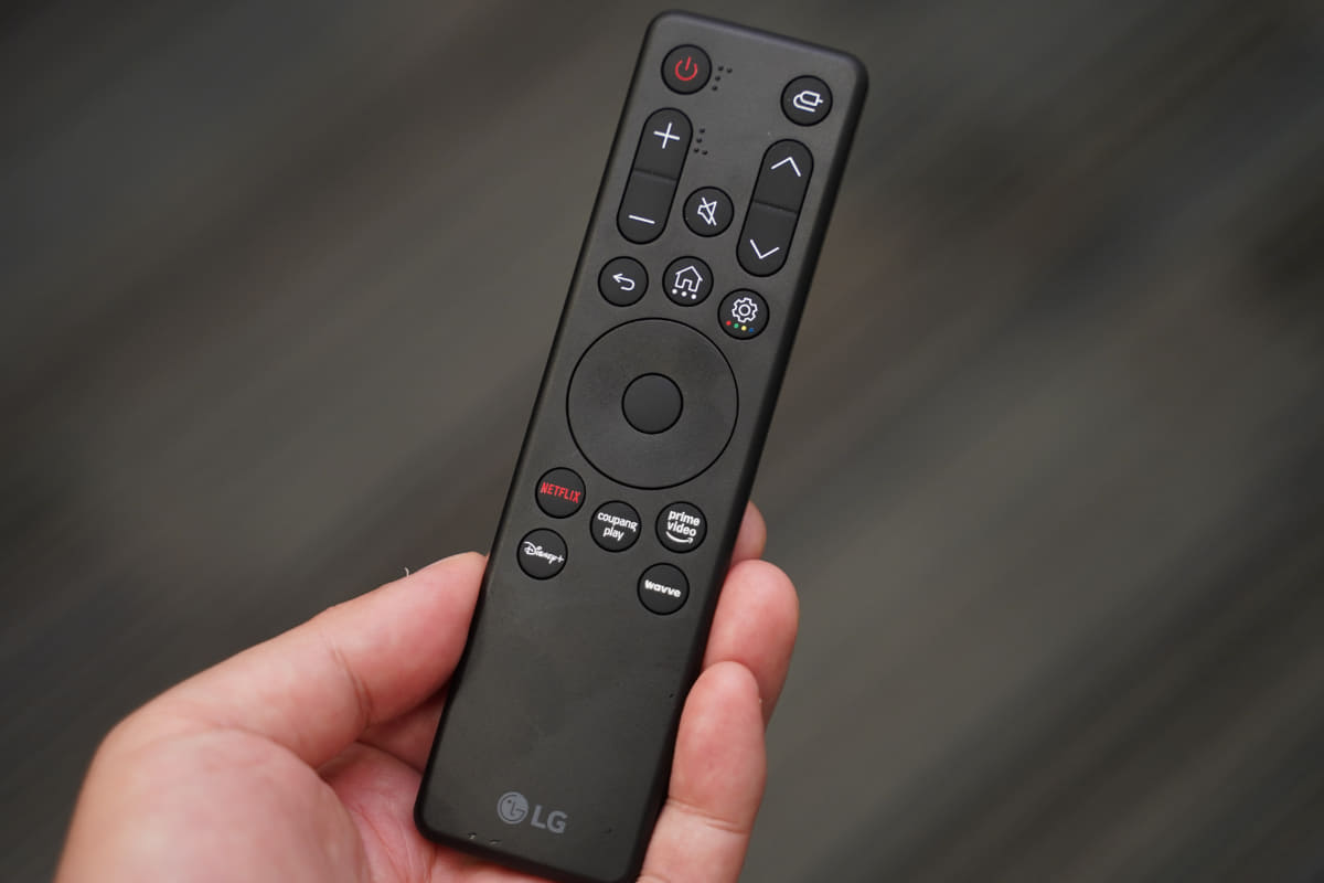 リモコンが付属する。なお、写真のリモコンは韓国版で、日本版のものとは異なる