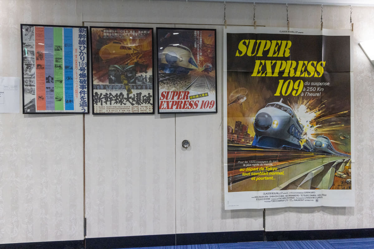 写真左から、時間軸ポスター、初版ポスター、フランス語凱旋公開版ポスター、フランス ゴーモン配給版大判ポスター