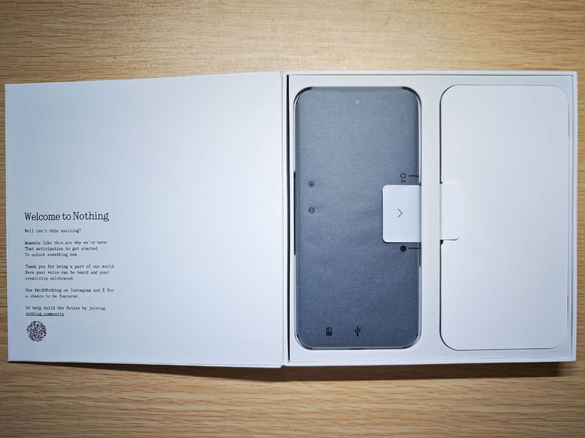 開けると丁寧な包装の本体が