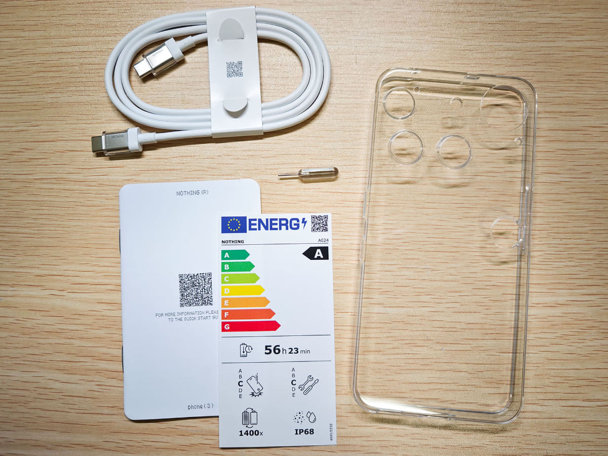 付属するのはUSB 2.0仕様のUSB Type-Cケーブルとマニュアル類、透明な保護ケース、SIMピン