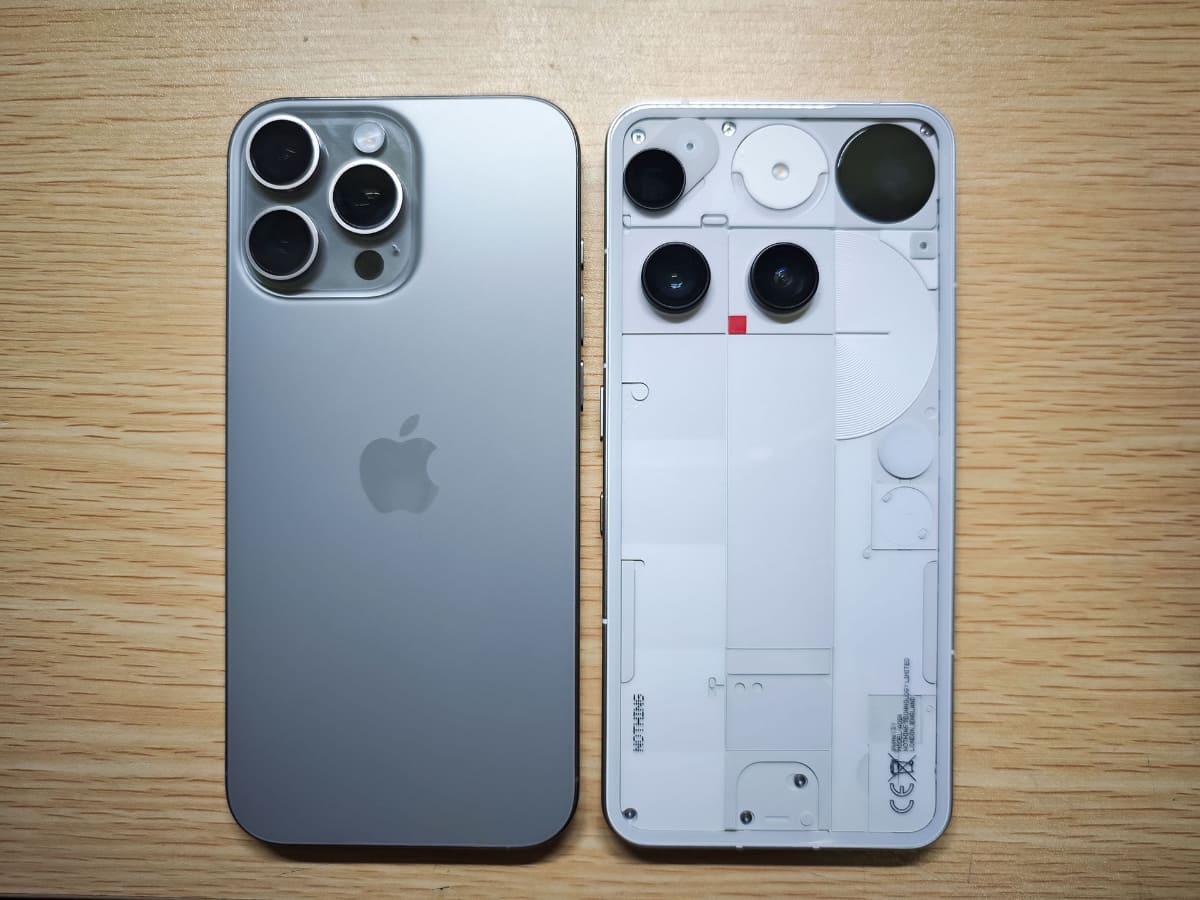 左がiPhone 16 Pro Max、右がPhone(3)。若干iPhoneの方が大きい