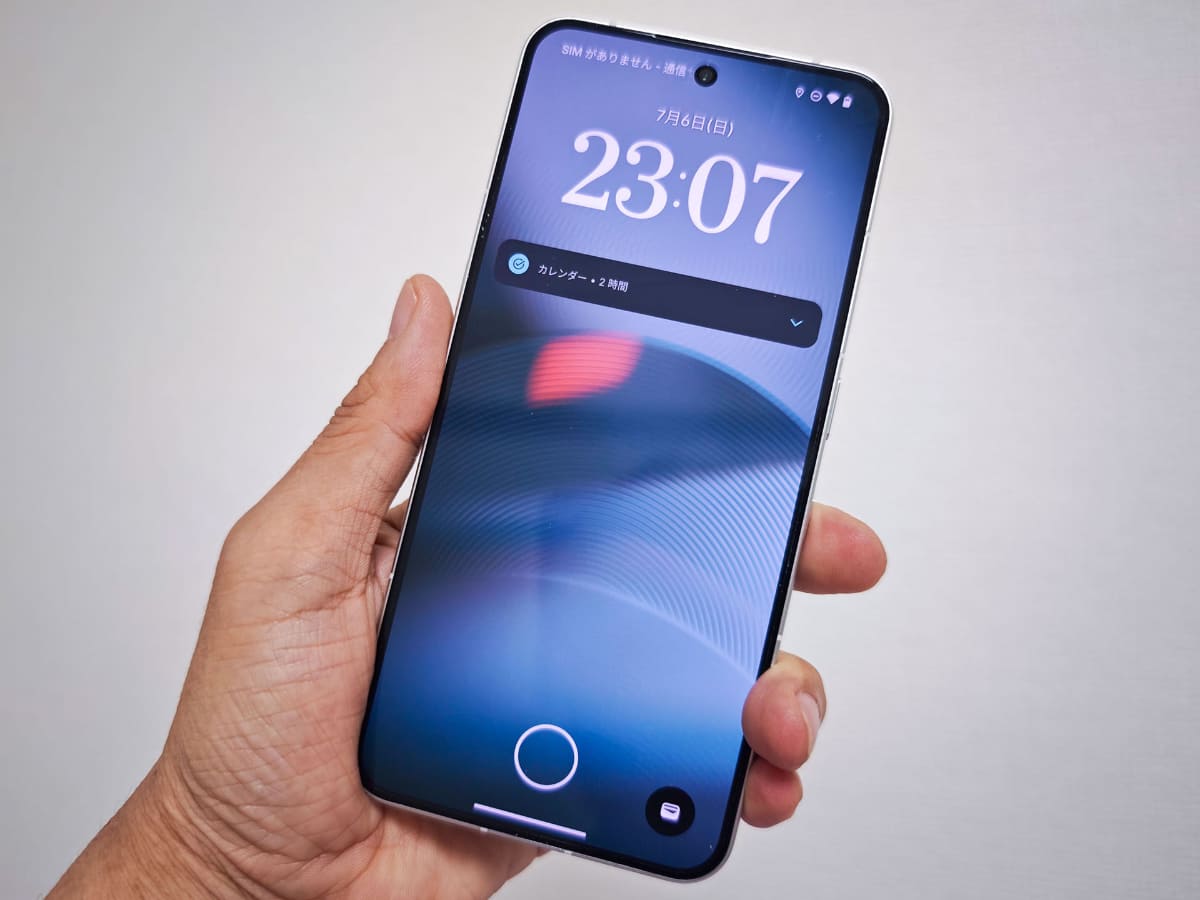 正面。ベゼルが細くほぼディスプレイ。フロントカメラはパンチホール