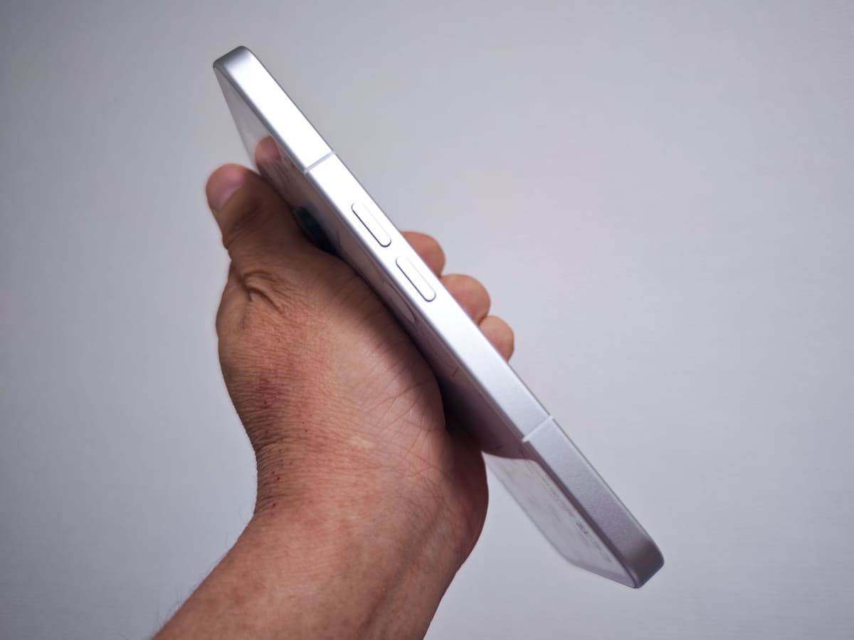 本体左側。音量ボタンがある