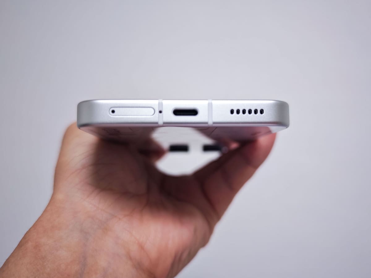 本体底面。左側にSIMカードスロット、右側にスピーカー穴。中央にはUSB Type-Cコネクター