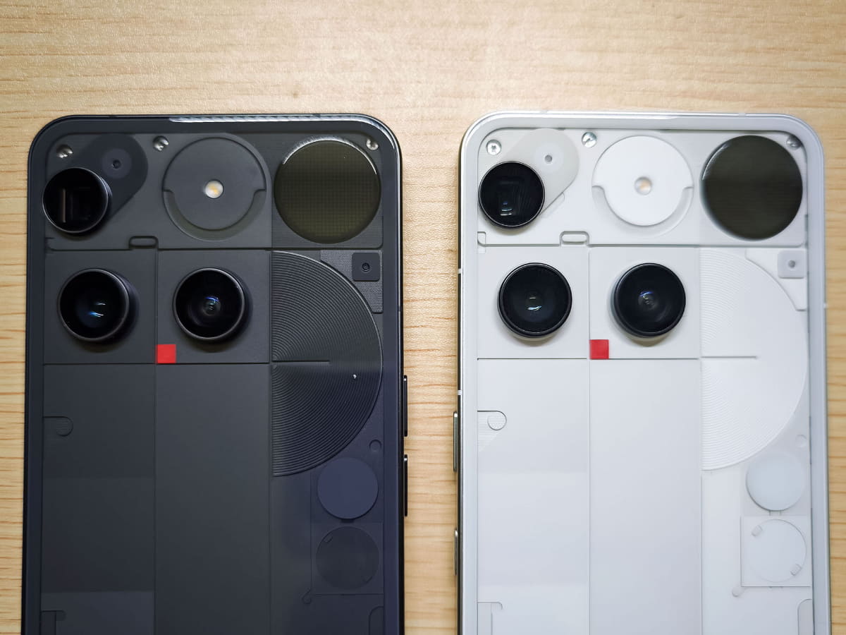 特徴的なカメラ部。右上にあるのが情報ディスプレイである「Glyph Matrix」