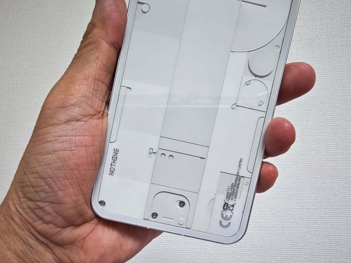 本体下部。Nothingのロゴなどがある