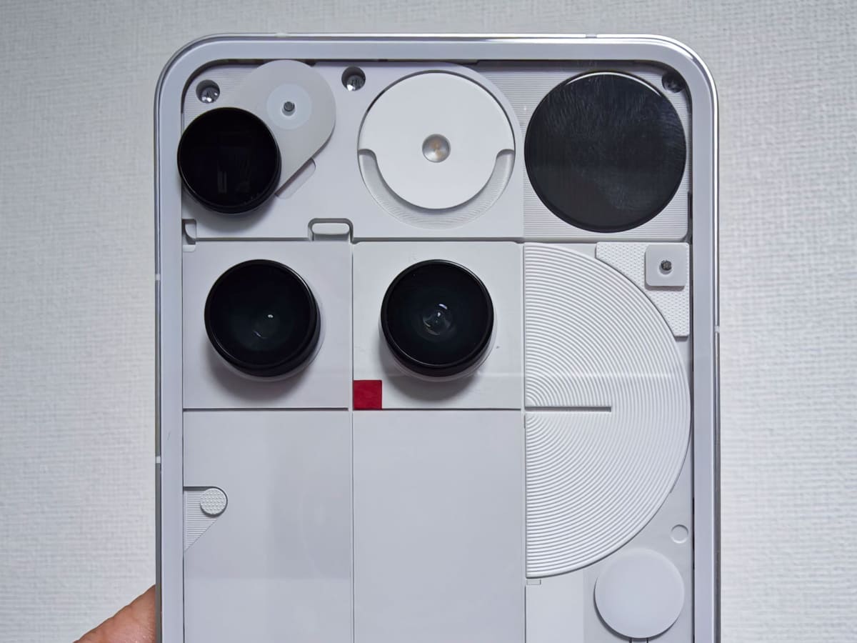 右上の黒い部分が「Glyph Matrix」で、その下の丸い部分が操作用のタッチセンサー