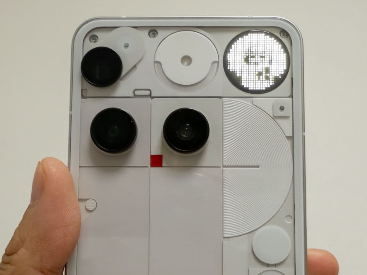 「Glyphミラー」アプリだと、カメラに映るものがGlyph Matrix表示に