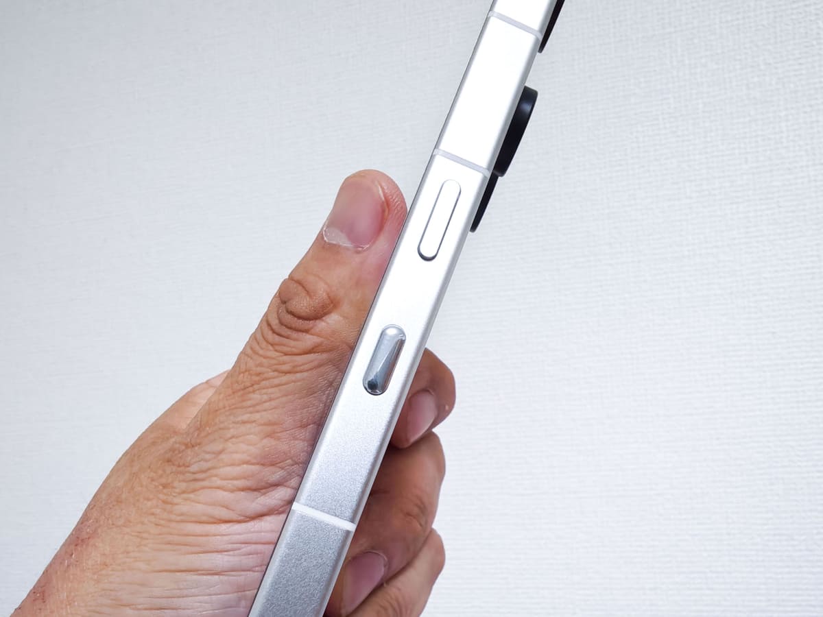 本体右側。上が電源ボタンで下がEssential Key。感触が異なるので、慣れれば指先だけで判別可能