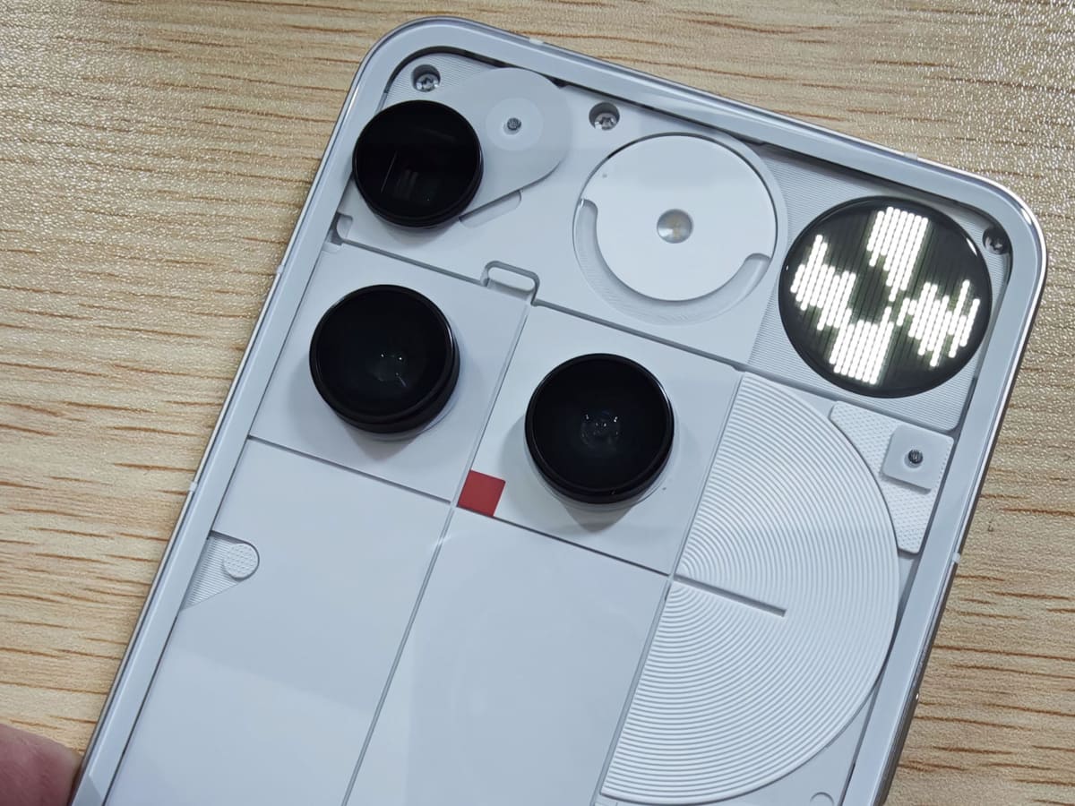 Essential Recorderで録音中。Glyph Matrixに波形が。棒状の部分はEssential Keyを押して「マーキング」したところ