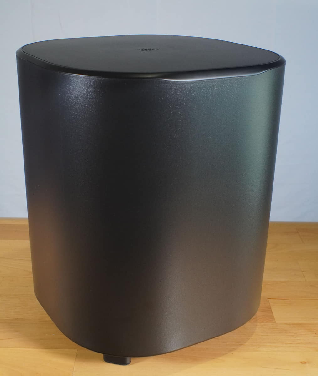 ちょっとした椅子ぐらいのサイズがあるサブウーファ