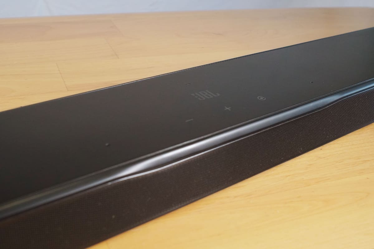 天板にはタッチ式ボタンと測定用マイク