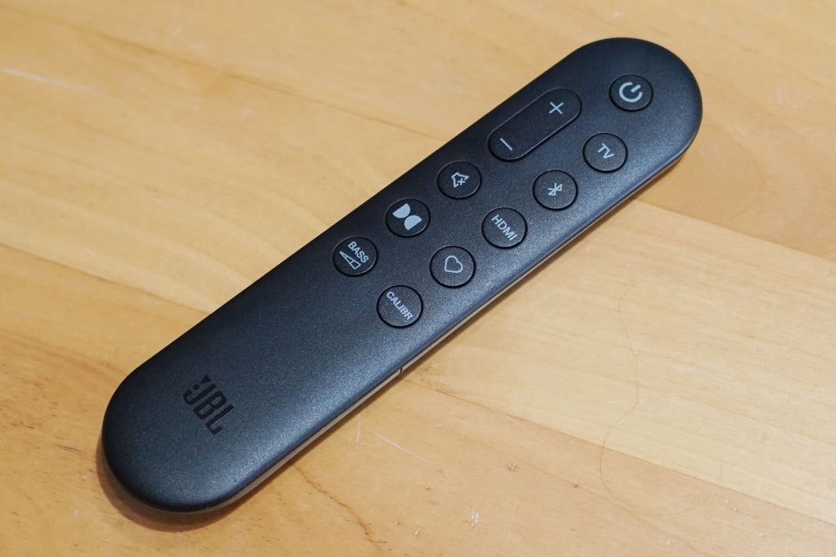 細身のリモコンが付属