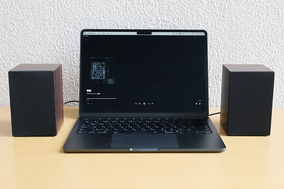 本体のサイズは片手で掴んで持てるほどにコンパクト