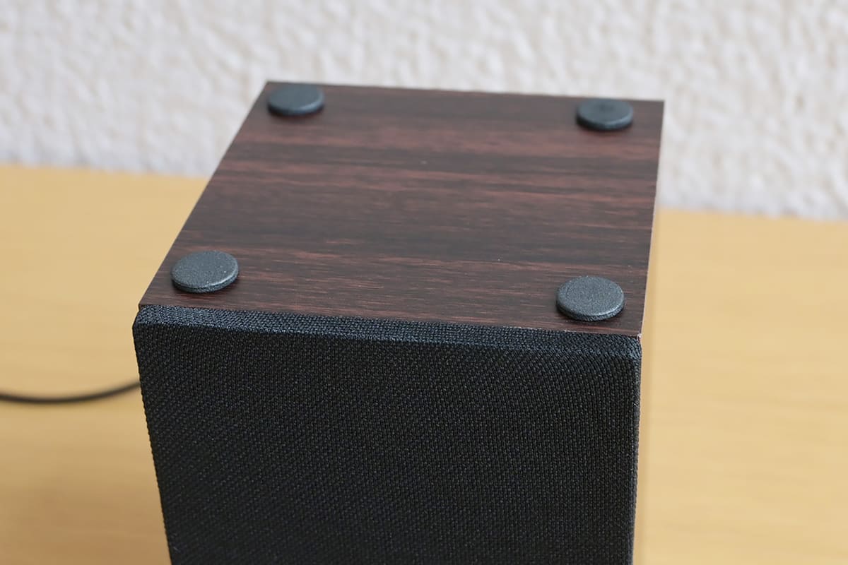 底面には標準でインシュレーターが貼り付けてある