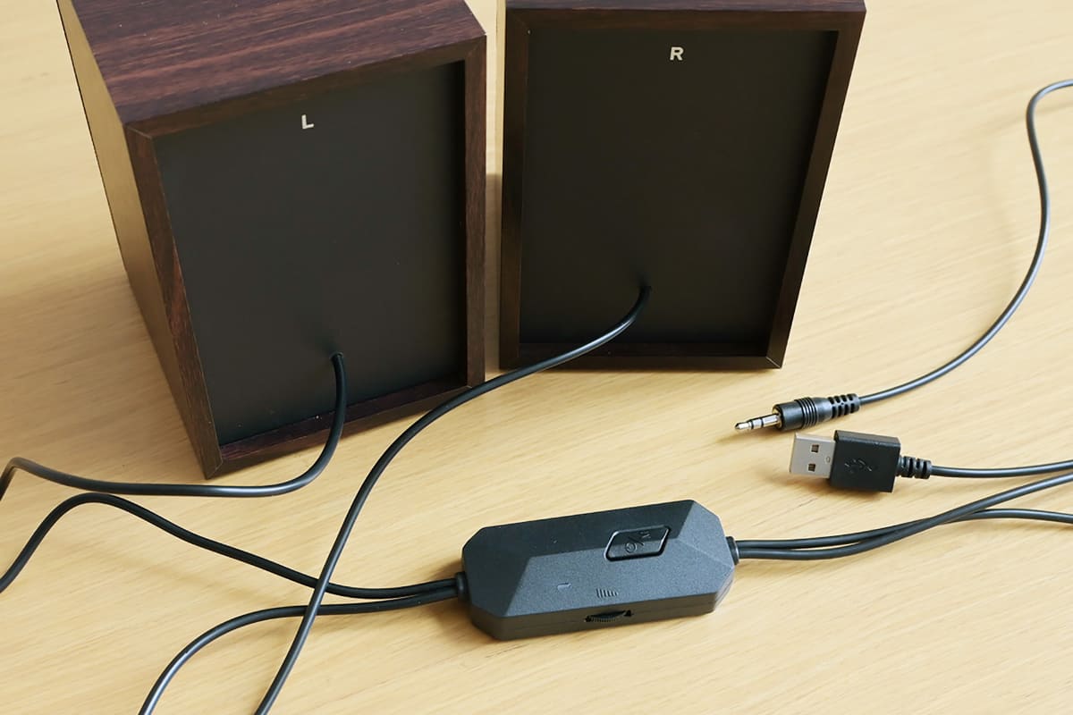 Bluetooth接続だけでなく、有線接続にも対応。ただ直出しなのでケーブル周りはやや煩雑だ