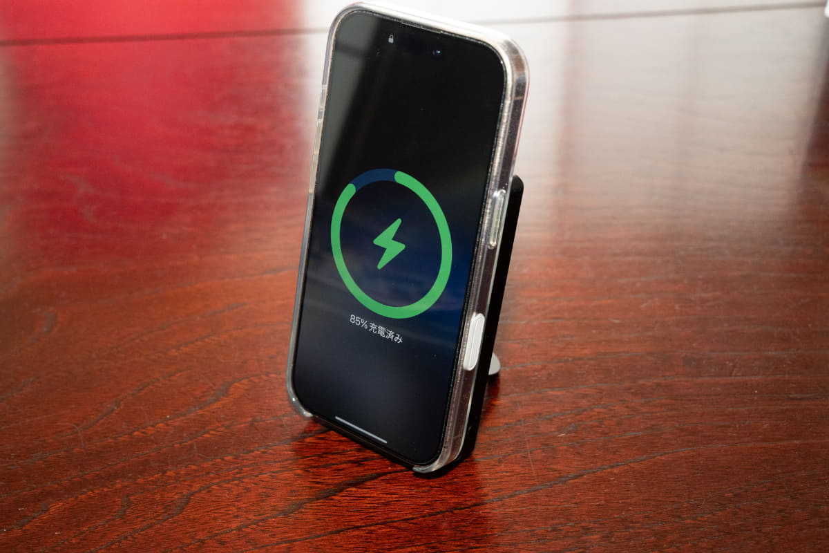 iPhoneを装着したところ。背面のリングで安定して立つ。最大15W給電