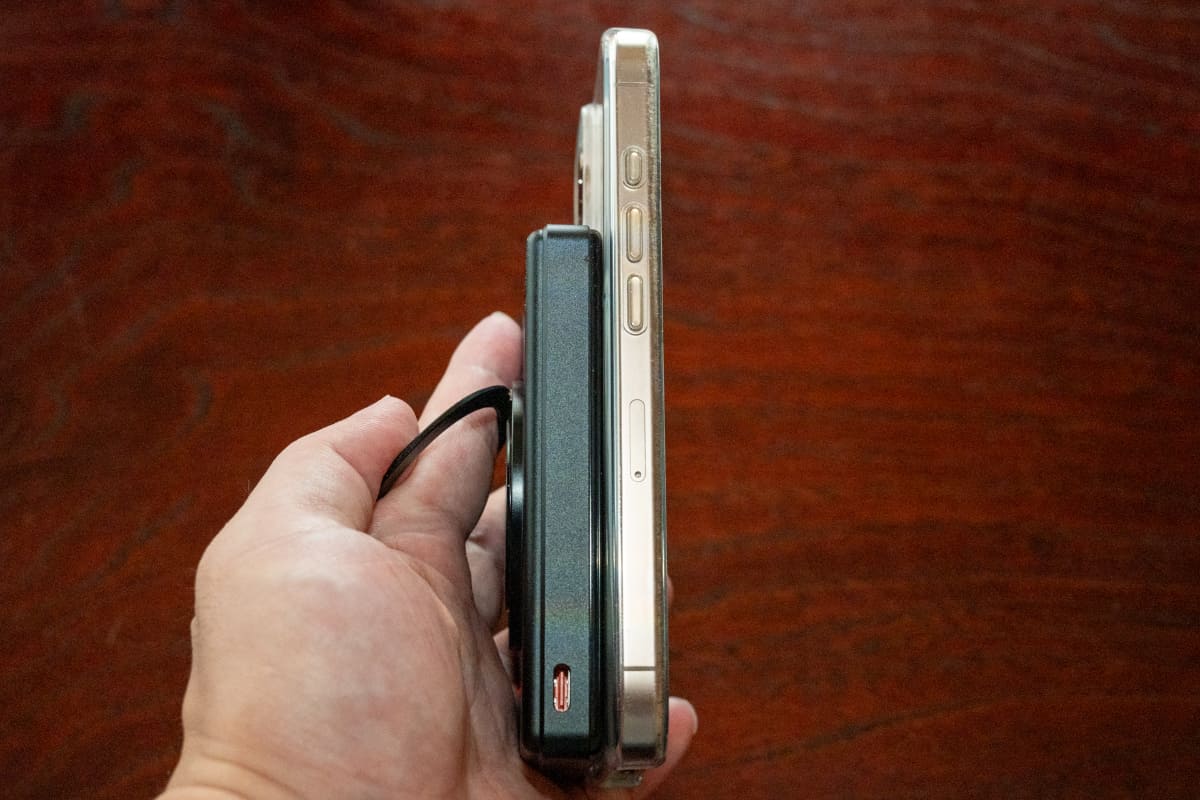 側面。このタイプとしては薄くはないけども厚過ぎるわけでもなく平均的な感じ。側面のUSB-Cは本体の充電も給電もできる