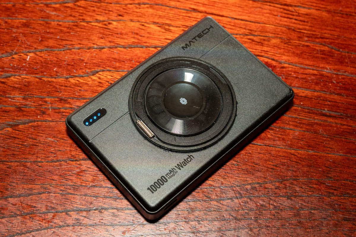 背面にはAppleWatch用のMagSafeが。ちなみにこっちは最大2.5W