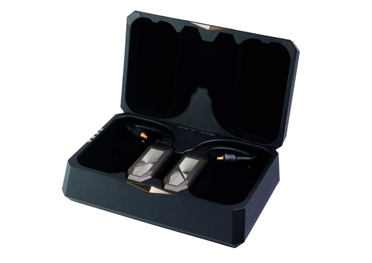 大型のイヤフォンを収納しやすいようにケースは大型化